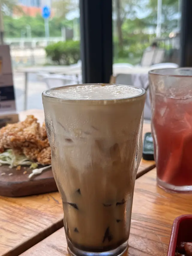 (少冰,半糖, 轉鮮奶茶 +$5, 加奶蓋 +$7)
不用加錢 就有一杯台式奶茶🧋也太佛了吧。。。
鮮奶茶還滿好喝的!!黑糖量很夠