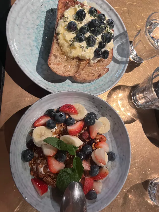 Ricotta toast
招牌使啲咗cheese唔系好甜多士抹咗蜜糖好爽脆有少少硬
breakfast bowl
麦片好香爽裹满晒蜜糖•钟意～