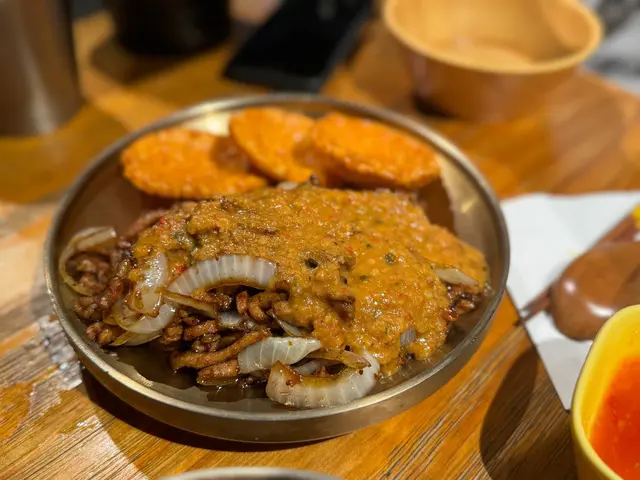 印尼惹味炒沙爹豬肉配米餅