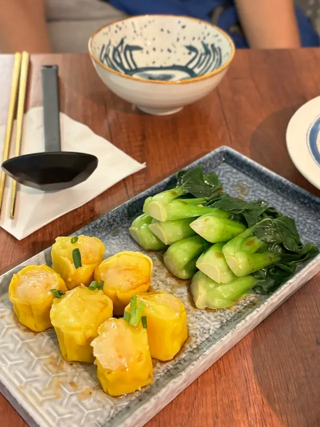 蒸魚肉燒賣配自家製蝦油及時蔬