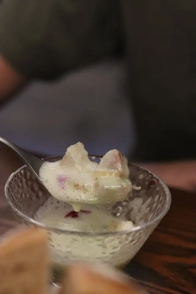 炙燒鰤魚搭配醃製蘿蔔,上碟後才倒入鰤魚、茴香油、三文魚子製成的Lohikeitto湯