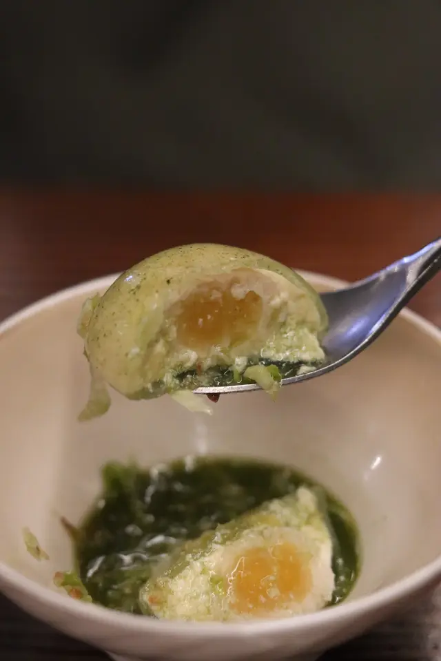 不試會後悔!加錢也要試的創意料理!只有中間的糖心鵪鶉蛋才是蛋!外層蛋白是雞肉infused 的 cream mousse 而綠色的egg membrane 是菠菜
連底下的椰菜絲也是很有驚喜🥹