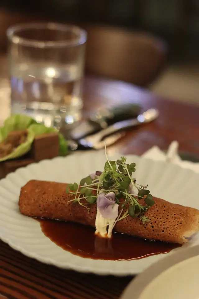 用盡乳鴿每個部位的一道菜🕊️
Crepe 包著Dry-aged 5天的乳鴿肉配醃製藍莓果醬🫐 
熟度 Medium 加上熟成後鎖緊的肉味💯
凍了之後濃縮乳鴿汁變成了凝膠🫣 要趁熱食!
旁邊還有生菜包乳鴿脾&金華火腿