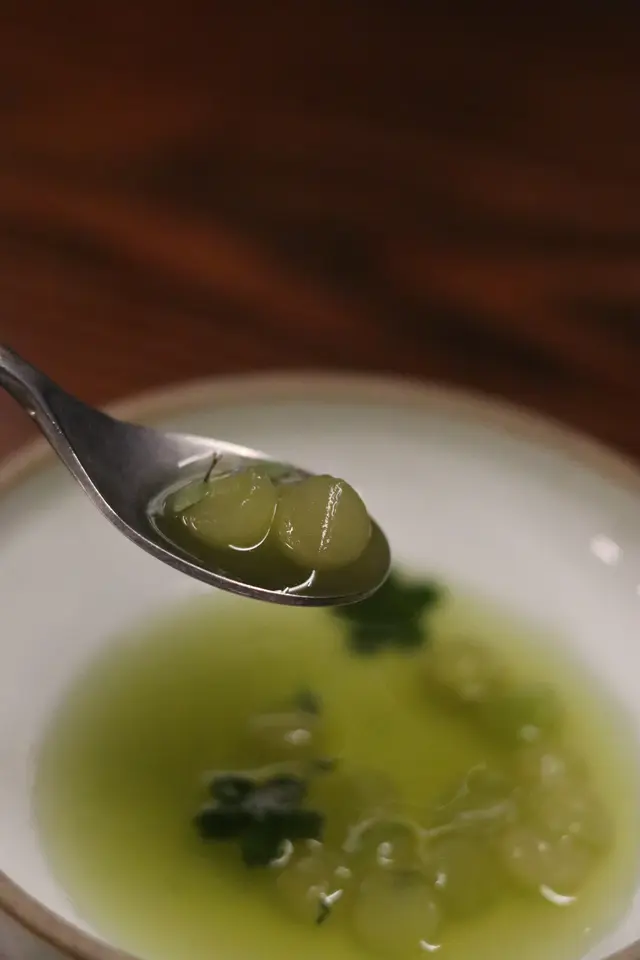 將抹茶infuse到本地溫室青瓜🥒,制成波波和花朵形狀🍵再倒入哈密瓜清湯🍈 先解主菜的濃味,很清新~