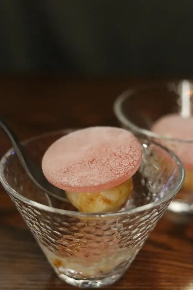 參考懷舊雪條舔舔脷~ (利申無食過🤣)
士多啤梨啫喱配中間自家製燕麥奶雪糕和糖漿😍 底部是洛神花脆脆,酸酸甜甜~