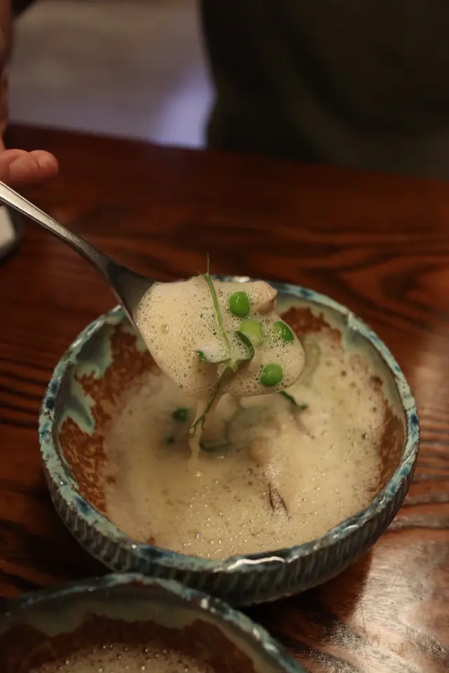 兵庫縣赤穗水晶生蠔煮至45°C,配上炭火烤過的青豆和本地青蘋果,淋上白酒奶油青豆醬汁泡泡🫧
整道味道偏濃味,Add-on 二選一的話更推薦Egg / Cabbage / Achovy🥚