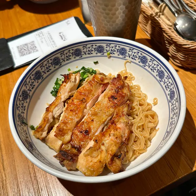 店面小小但環境舒適 食物賣相同味道都好吸引
▸ 招牌蔥油雞扒撈丁 HKD$65
(全日特惠餐包熱飲)
雞扒同撈丁雖然係好普通嘅嘢
但呢間嘅雞扒真係燒得啱啱好 有好香嘅炭燒味 肉質鮮嫩多汁 冇雪味 而且雞皮微脆 又大大件好厚肉 食起嚟真係超級香 ⸜(*˙ᵕ˙*)⸝
撈丁嘅蔥油好香 份量俾得好足夠 啱啱好可以撈晒成個麵
食到尾會覺得有少少乾 但係本身揀燒雞扒+撈丁呢個配搭到預咗會 下次想試埋有汁嘅咖喱燒雞扒飯!⟡