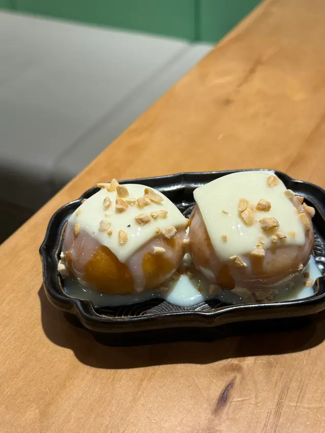 先來是香濃的芝士香 小炸脆的外皮 再加上煙韌Chewy的年糕
藏在𥚃面的淡香芝士一覺不留神的流出 配上甜滋滋煉奶 鹹甜鹹甜