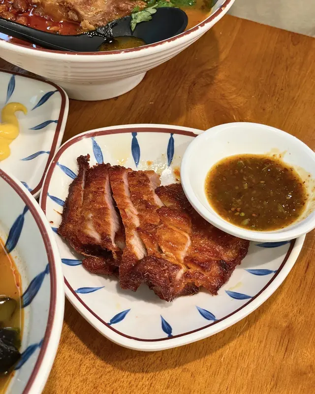 炭燒豬頸肉米線