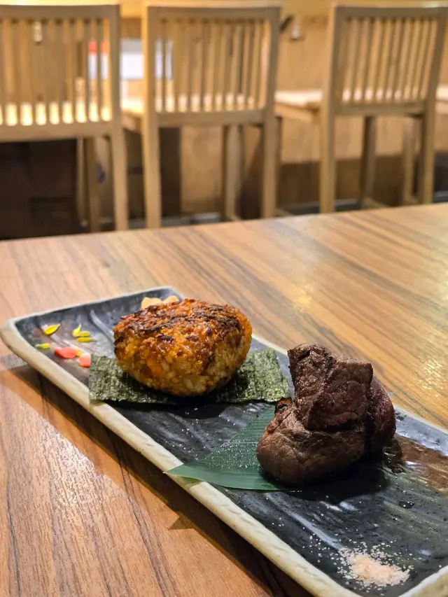 燒安格斯牛配燒飯糰