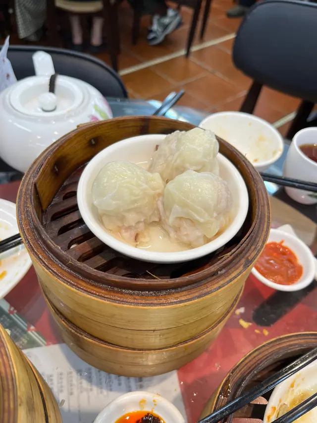 氣氛好好 。有老店懷舊嘅味道，又有活力嘅氣色。同多年前拜訪完全唔同。以前係傳統，老人家幫襯。而家咩人都有，香港人、各國遊客、家庭、一個人嚟嘅都有。服務唔差，野食又唔錯。大家都係開心mood。