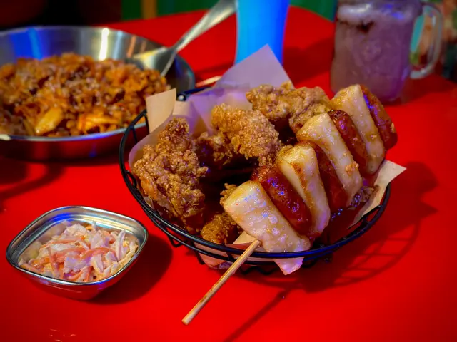 蒜香醬油炸雞配香腸年糕串