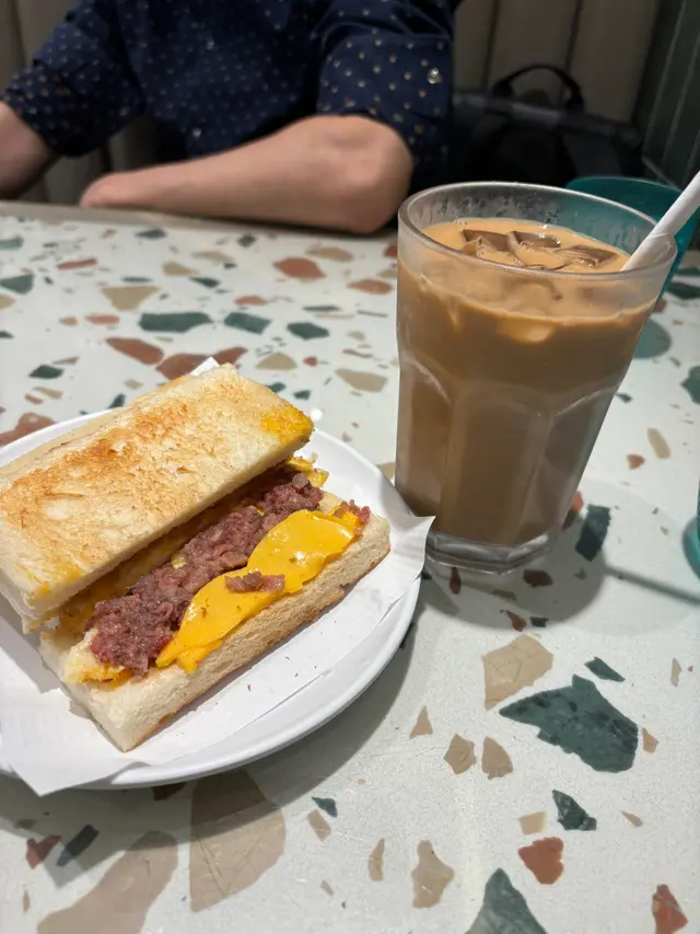 收得貴唔緊要，都要提供服務，樣樣嘢都唔做，又叫人QR code落單，攞杯水都要自己出去自助區攞，食個早餐$50+
條氣唔順囉