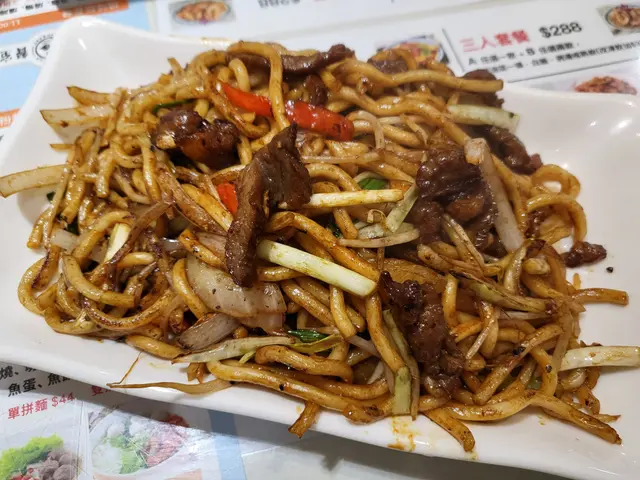 黑椒牛柳絲炒烏冬