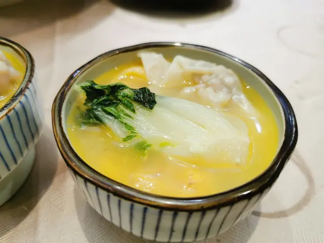 菜膽雲吞雞湯