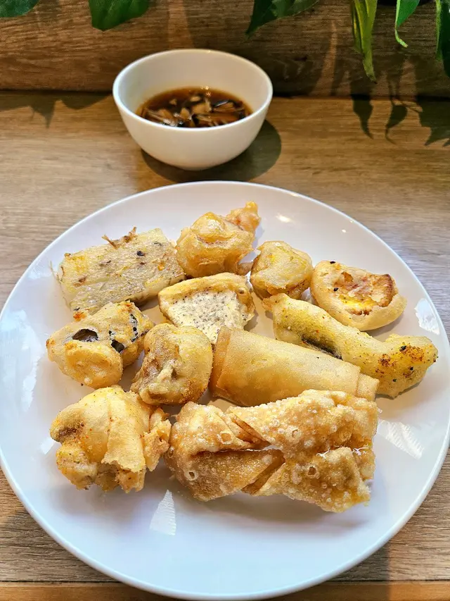 哈！哈！我真的很喜歡吃炸物，每次一定先來一碟炸物，之後才進食其他蔬菜。