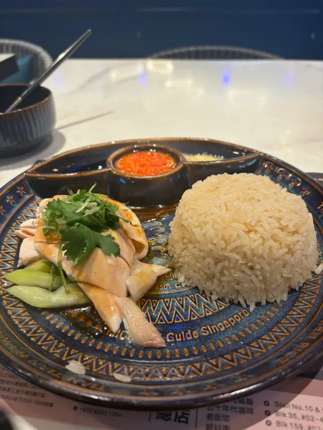 下晝五點幾下午茶時段冇乜人嘅情況之下，個海南雞飯要催兩次、等咗42分鐘先上，隔離枱早過我唔知幾多入座嘅一樣要催先有。嚟到個雞飯又唔係特別熱、味道普通到唔普通，唔知佢個米之蓮點嚟。Anyway, 咁嘅效率加食物質素，真係唔會再幫襯，完！
