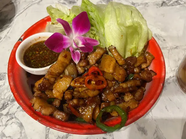 🔸路邊炭火蒜炒豬腩生菜包