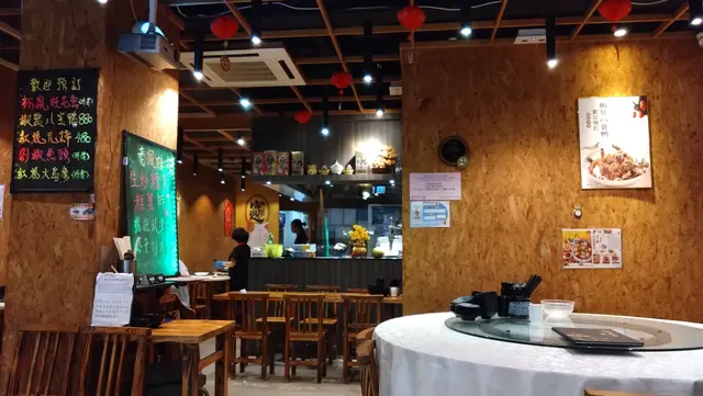 這裡以假蔗渣木牆身,木餐桌椅