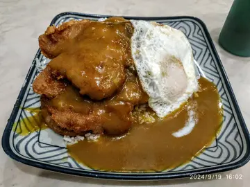 咖喱豬扒漢堡蛋飯跟凍咖啡