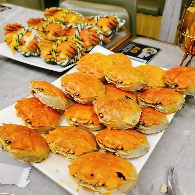 大閘蟹🦀放題，2小時任食只叫到4輪，最後每人食到12隻🦀，大滿足😆，呢度嘅大閘蟹夠哂新鮮，除咗流心膏外，蟹肉都唔少，會再返來食過，真係好MM7😍😋🤤
其他放題食物都唔錯，大力推薦👍🏻👍🏻👍🏻 #香港美食 #FoodieLife #大閘蟹 #放題 