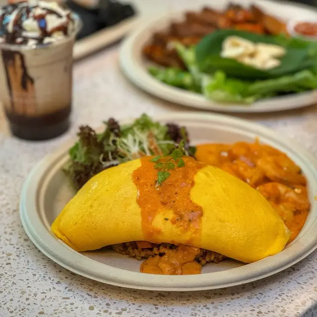 玫瑰醬芫荽大蝦蛋包飯