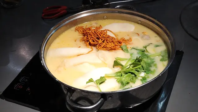 蟲草花野生竹笙花膠濃湯鷄煲 (大煲)