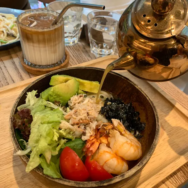 龍蝦湯配牛油果大蝦稻庭烏冬