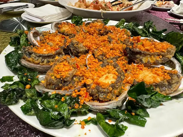 所有 拌菜都可以食，鮑魚外脆內軟，值得推介！朋友冇介紹錯，小朋友都食到舔舔脷￼