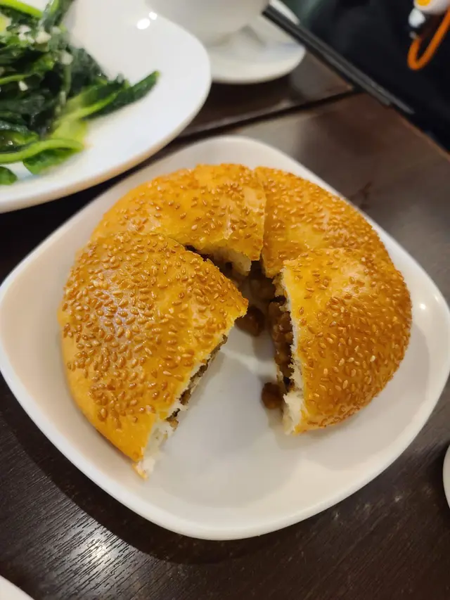 黑胡椒大餅,外表滿滿芝麻而且金黃色,又靚又香,火喉剛剛好!