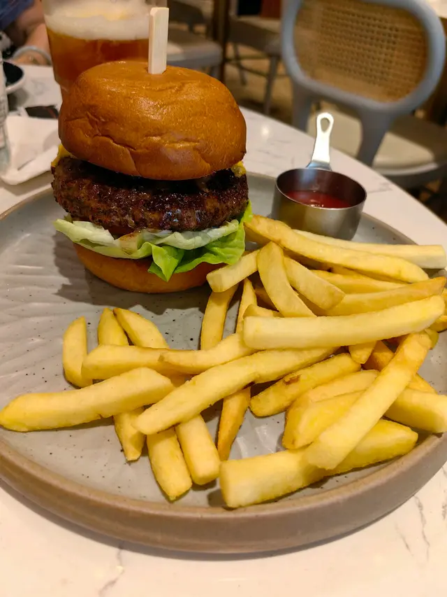 法式牛肉漢堡配薯條