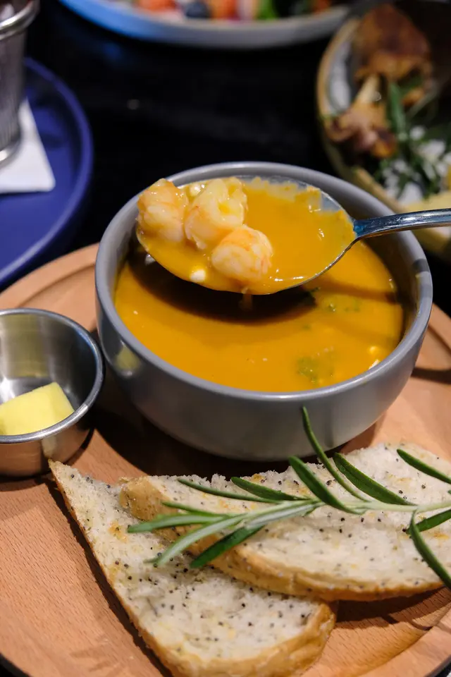 法式粒粒蝦肉龍蝦湯配酸種包 