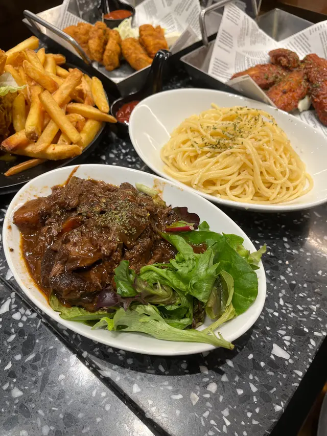 慢煮牛面肉配蒜蓉炒意粉