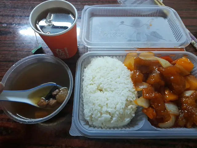 菠蘿咕嚕肉飯,杜仲燉瘦肉湯,鐵觀音