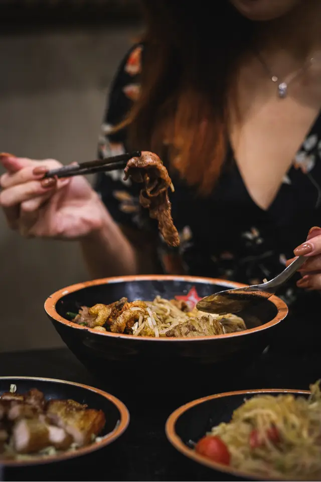 船麵同炸腩仔非常之有驚喜！

泰國旅行之後一直都好想食多次船麵，咁啱見到呢間就決定試一試。

- 頂級安格斯牛肉船麵
半生熟嘅安格斯牛肉同魚蛋非常之出色，再加埋炸豬油鋪喺面頭絕對係一個加分，湯亦唔會話好鹹，整體嚟講非常之好，如果湯有辦法再多啲嘅話絕對會加爆分。

- 青木瓜沙律
酸辣又清新，但辣度較高🌶️！如果唔食得辣嘅話建議叫佢哋加少啲辣，or直接skip呢道菜。￼

-  泰式炸腩仔
最有驚喜嘅一道菜，鬆脆多汁，油脂同肉嘅分布
比例非常之平衡。絕對值得在返篼食多次。