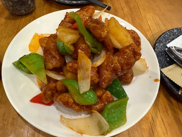 都算好食嘅咕嚕肉,量好多,但係冇拔絲囉