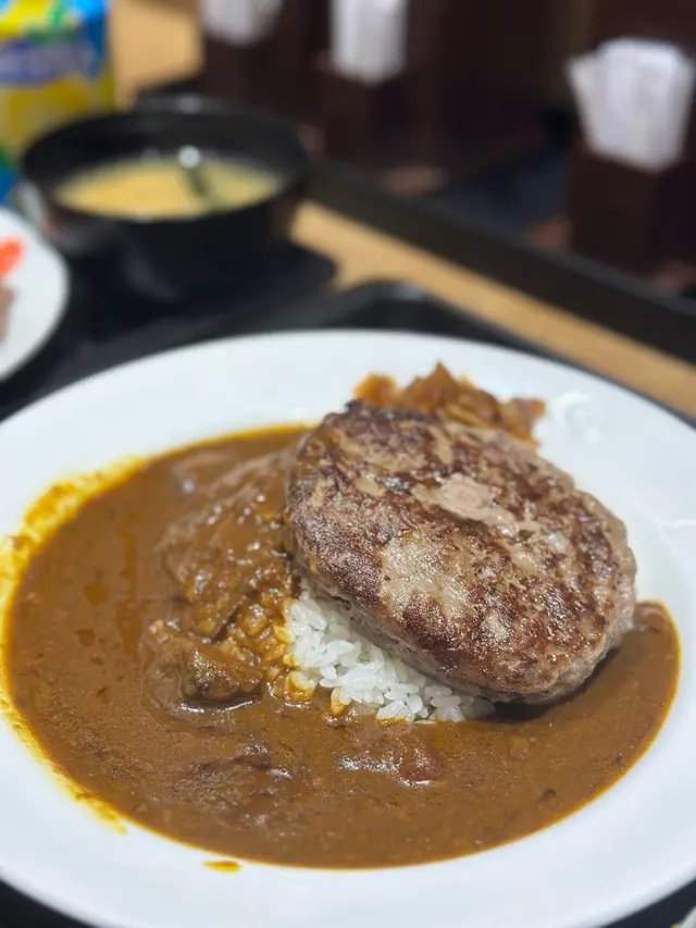 漢堡咖哩飯
比個咖哩嚇親，原本以為係普通日式咖哩
一擺入口！！！！！！！
個味道真係要一試
#香港美食 #咖喱 