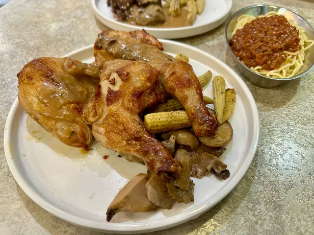 配菜揀左牛油粟米🌽和炒雜菌,牛油味好香,不過不失,
不過最有驚喜係春雞好大隻!💕
仲要好厚肉,肉質一啲都唔嚡,值得一試!