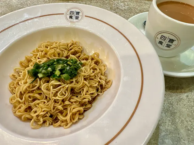 黑蒜蔥油撈公仔麵