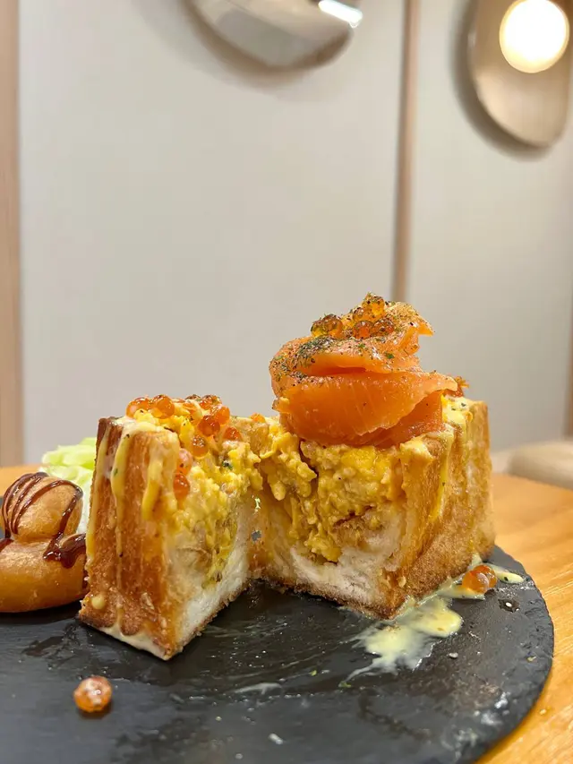 雙重三文魚芝士滑蛋盒子吐司