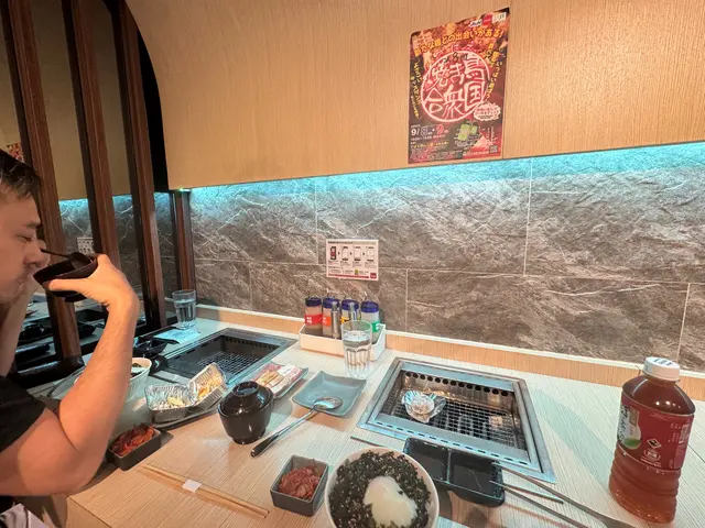 店內有大量空位,為何要兩位客人各自面壁坐呢?