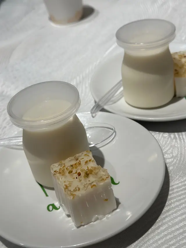 桂花糕及牛奶布丁
