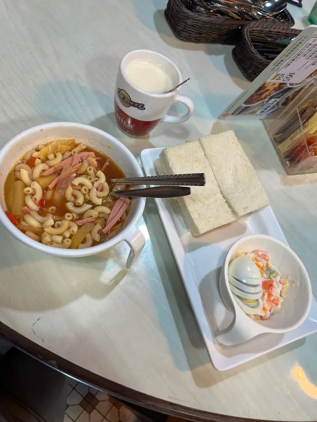 美麗之最. 意式雜菜火腿通粉 配烚蛋沙律 加雙拼三文治