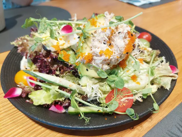 黑白芝麻蟹籽蟹肉牛油果田園沙律/胡麻沙律汁