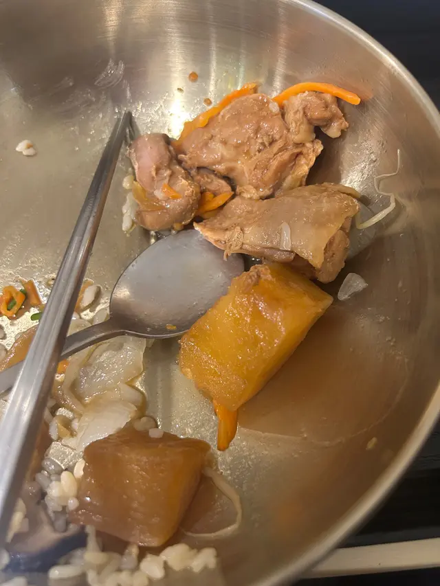 本身不太喜歡韓國食品但不抗拒，但今日去咗呢問極度差～差嘅小店，以後不贊成老婆豬叫我食韓國嘢嘅理由，連夫人都邊食邊插，醬油雞緊記千祈唔好食，首先份量真係好少好少（都好，唔好浪費咁多）4件煲完湯嘅雞扒，4件腐乳尺寸嘅紅蘿蔔，三件大小小嘅白蘿蔔，再加大豆芽菠菜，￼三粒好似紅腰豆咁大嘅腸仔，有一兜唔知咩味嘅泡菜（唔酸唔辣唔鹹唔甜）食晒啲飯剩返啲煲湯雞擺喺度真係想食到食唔晒，烤豬肉飯喺醫院食豬肉冇分別，肉有豬肉嘅臊味無咸，無甜，無烤嘅味道同質感，基本上呢間舖頭食嘅食物全部都係淡而無味係好似白烚一樣仲要唔平