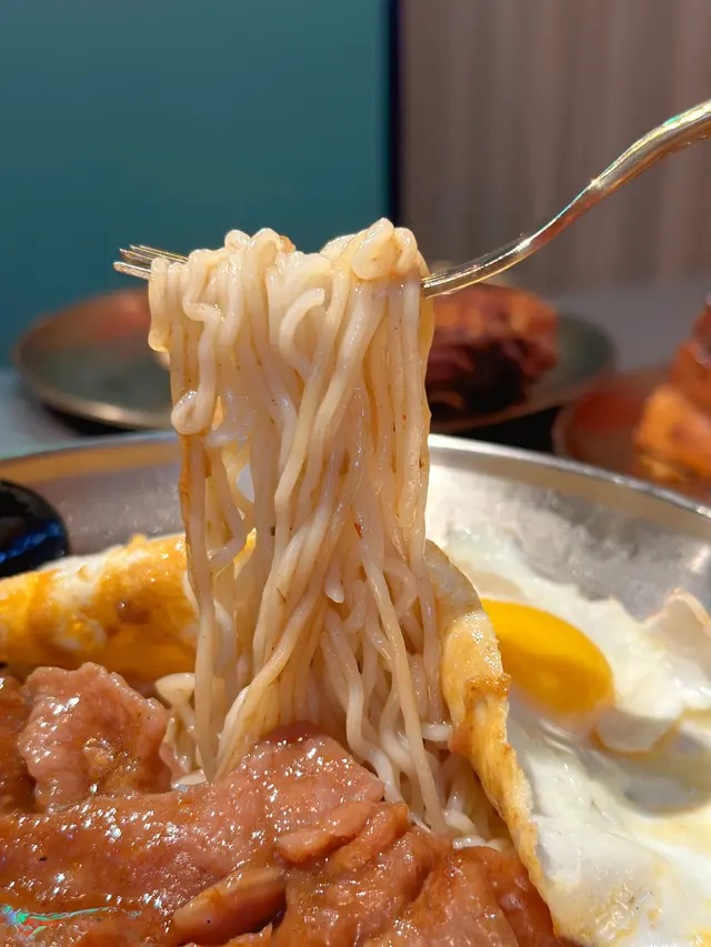 沙嗲牛肉煎雙蛋公仔麵