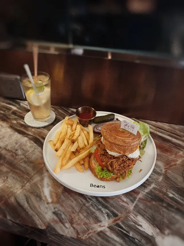 手撕豬仔骨漢堡 Shredded BBQ Pork Rib Burger