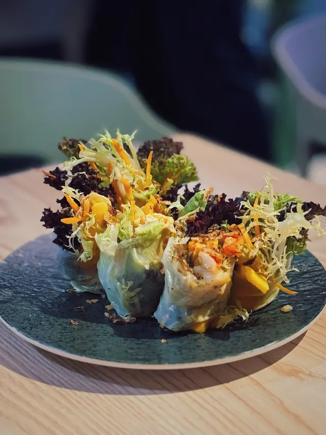 皮薄料多 多到溢晒出黎~蝦肉好大隻彈牙🦐
牛油果香芒同生菜既配搭令整體非常清爽🌱
