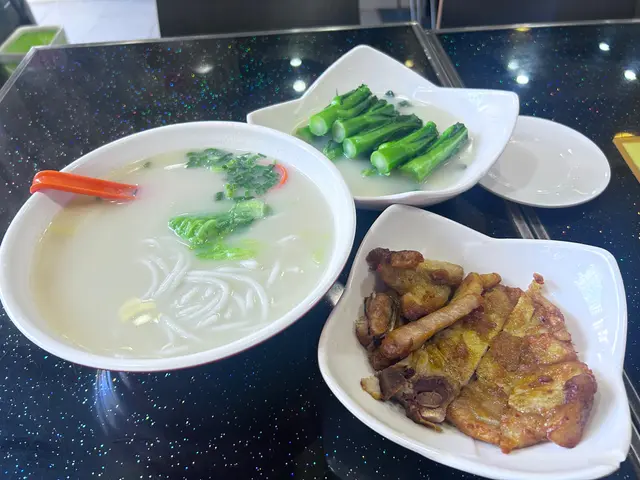 秘制豬扒米線（豬骨湯）+濃湯油菜