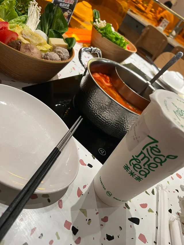 一人一鍋
套餐跟飲品
套餐一定有菜